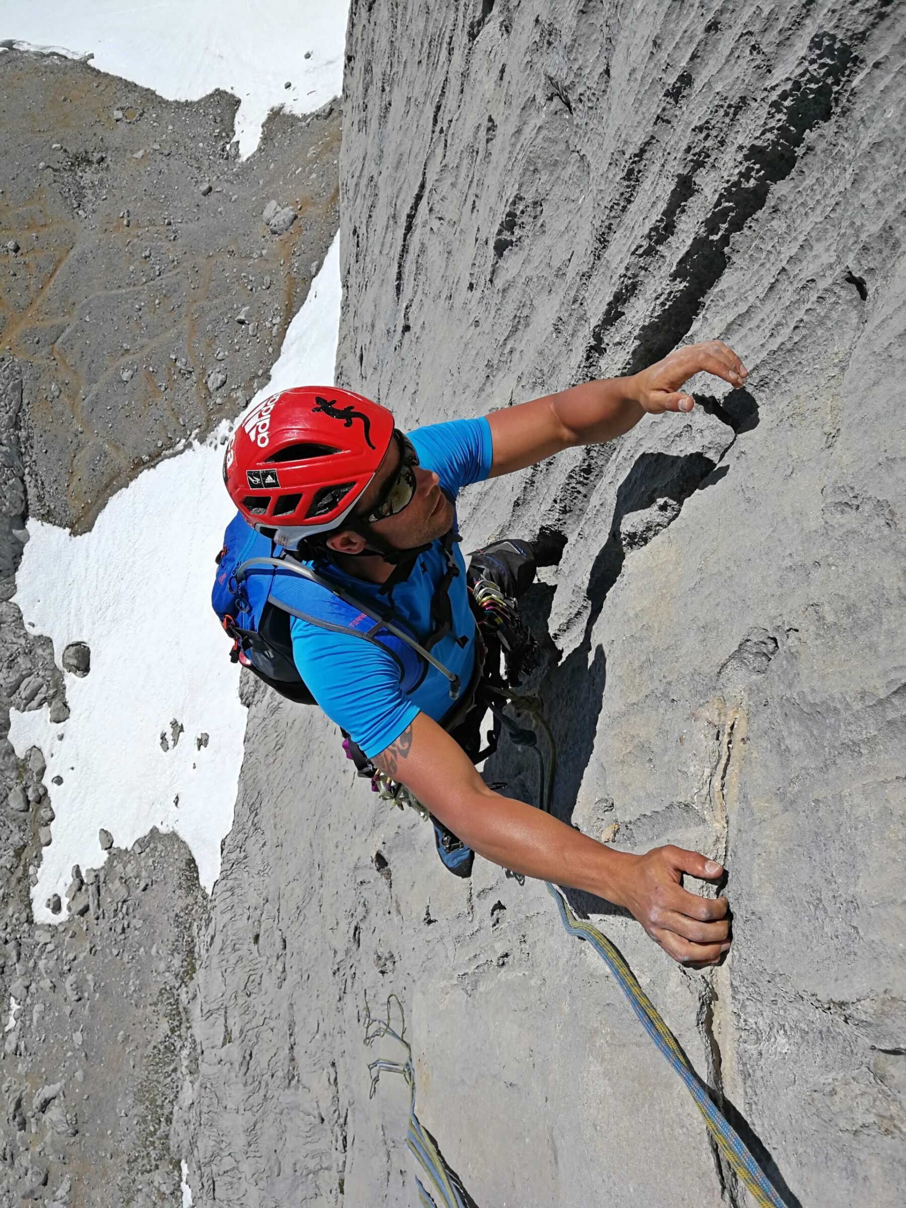 You are currently viewing Amistad con el diablo. Naranjo de Bulnes – Guided climbing