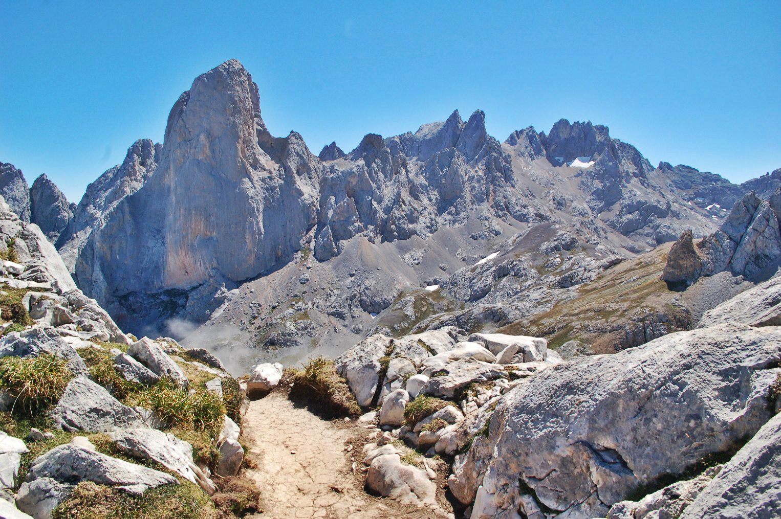 Climbing Naranjo de Bulnes