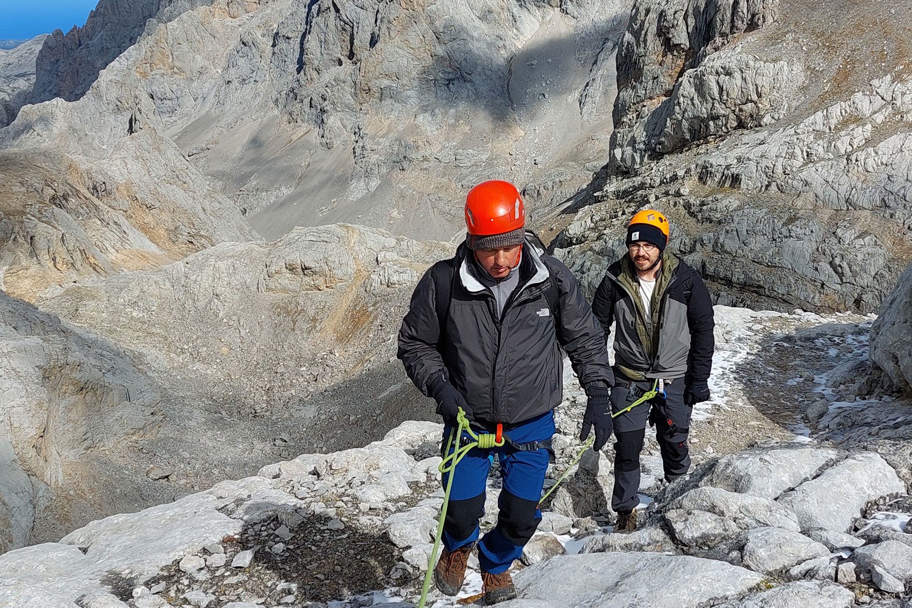 ascensión tecnica a torre blanca (2619mts) - escalada con guía en picos de Europa