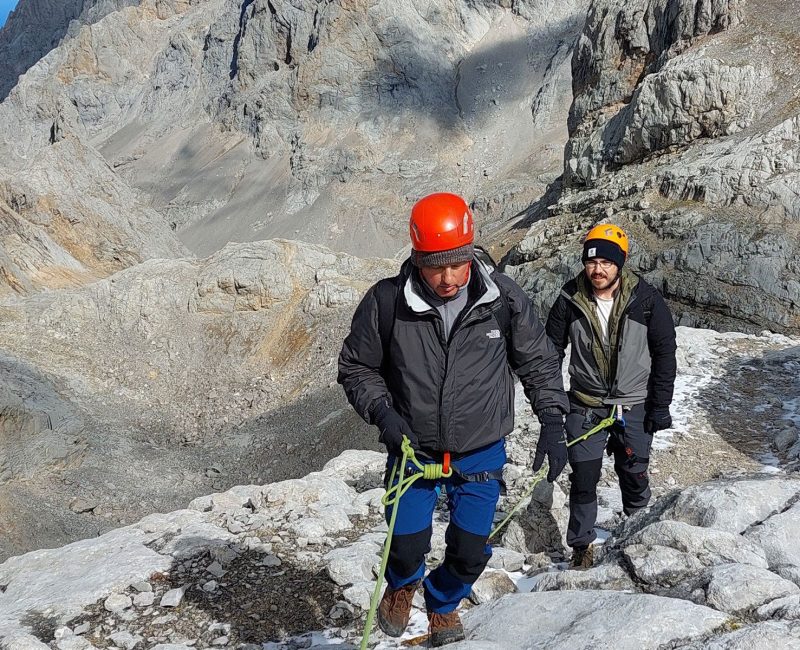 ascensión tecnica a torre blanca (2619mts) - escalada con guía en picos de Europa