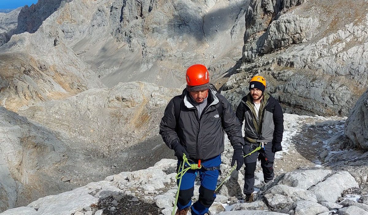 ascension-con-guia-torre-blanca-en-picos-de-europa-3