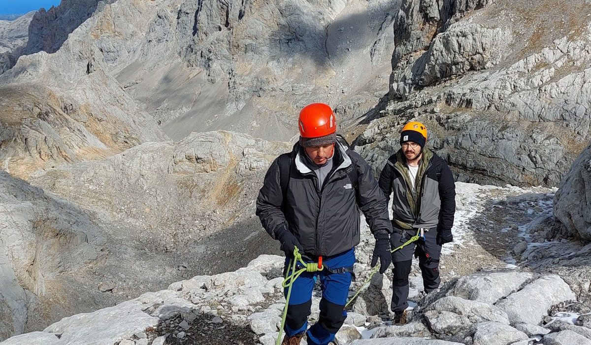 ascension-con-guia-torre-blanca-en-picos-de-europa-3