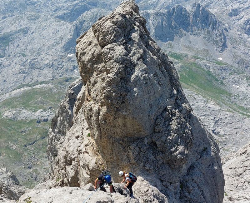 ascenso-a-peña-santa-escalada-con-guia-en-picos-de-europa-