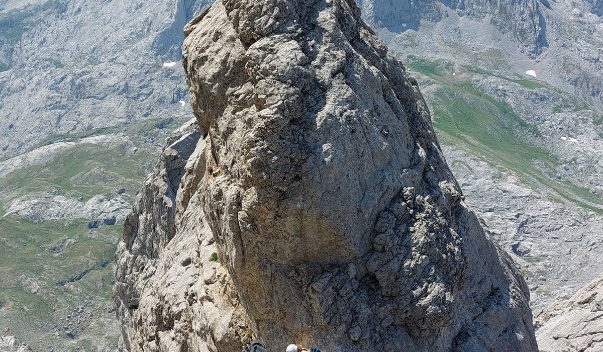 ascenso-a-peña-santa-escalada-con-guia-en-picos-de-europa-