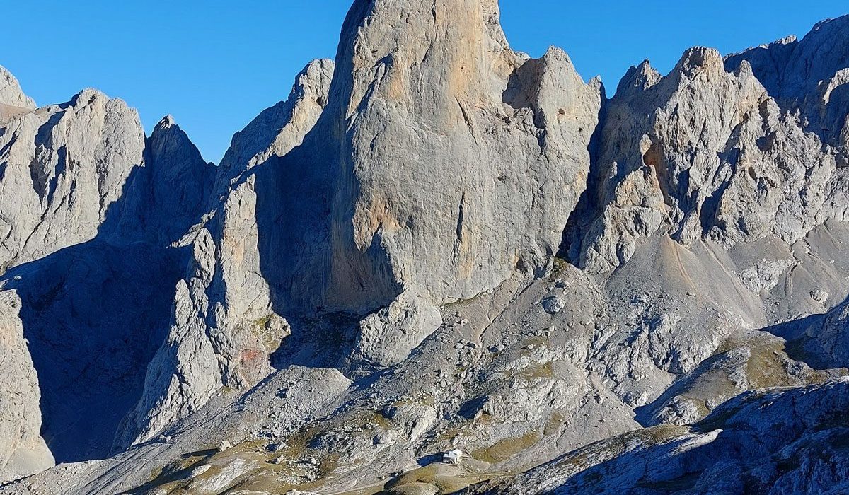 torrecerredo-ascension-con-guia-en-picos-de-europa-4