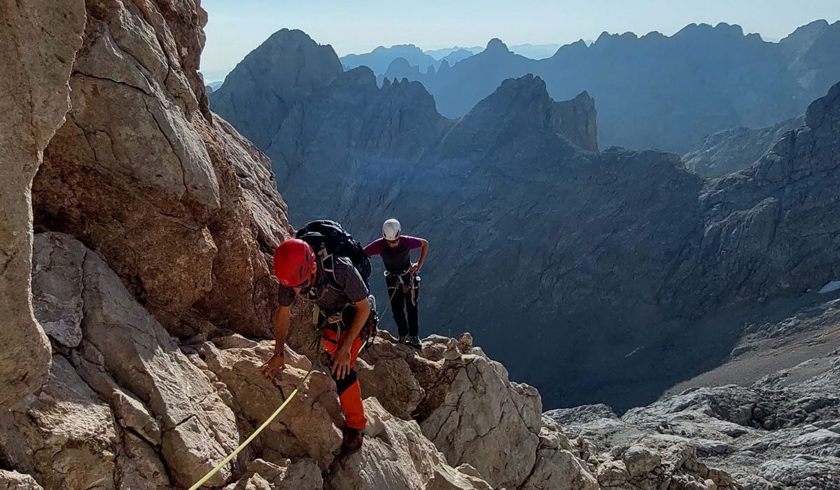 torrecerredo-ascension-con-guia-en-picos-de-europa-7